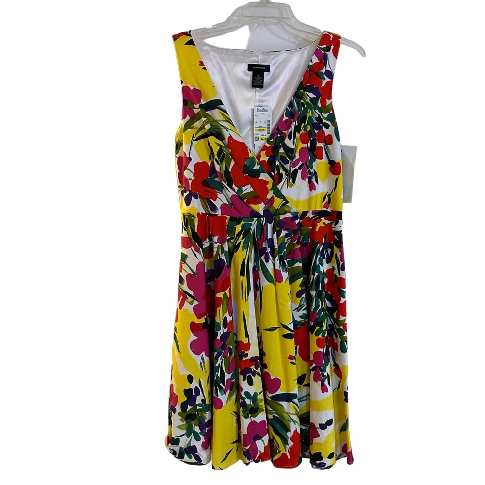 NWT Floral Print, sleeveless, pleated V neck, full skirt with pockets, Size 8